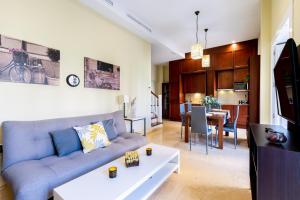 a living room with a couch and a dining room at Exclusiva Casa en Centro in Seville