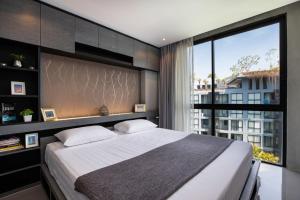 Ένα ή περισσότερα κρεβάτια σε δωμάτιο στο tropics Kamala Deluxe Pool View Apartment CTG P602 +19 φωτογραφίες