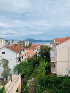 vistas a una ciudad con edificios en Apartmani SRNA, Igalo, en Igalo