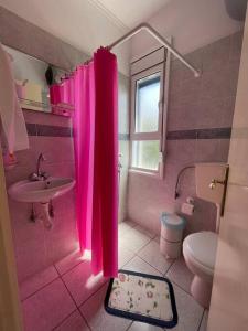 キオスにあるDolphinsのピンクのバスルーム(シンク、トイレ付)