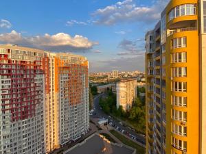 uma vista de dois edifícios altos numa cidade em Затишна і тепла квартира, метро Лівобережна, МВЦ, Інститут Серця em Kiev
