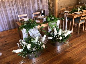a table with white and green flowers on it at Samota Křemen 