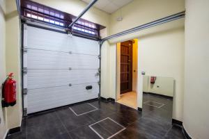 a garage with a large white garage door at Exclusiva Casa en Centro in Seville