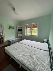 1 dormitorio con 1 cama grande en una habitación en Haus an der Diemel, en Diemelsee