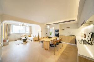 Η κουζίνα ή μικρή κουζίνα στο Warm Four Bedroom Apartment with Huangpu River View