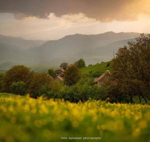 una vista di un campo con case su una collina di Чкалов гостевой дом a Chʼkalov