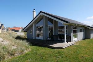 una casa con terrazza sulla spiaggia di Resort 2 Beach House B 45 a Grossenbrode
