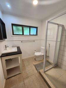 bagno con servizi igienici, lavandino e finestra di Luxury Seaview Getaway a Lopes