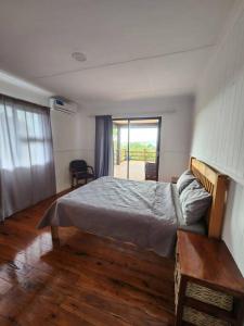 una camera con un grande letto e una finestra di Luxury Seaview Getaway a Lopes