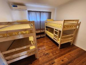 מיטה או מיטות קומותיים בחדר ב-Luxury Seaview Getaway