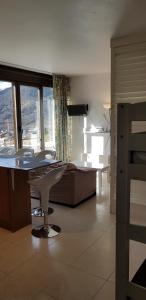 a room with a table and a bed and a bedroom at Soldeu Paradis Tarter Baix in El Tarter