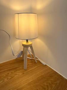 a small table with a lamp in a room at Appartement Crème in Manosque