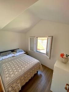 Un pat sau paturi într-o cameră la Flower House in Kozica