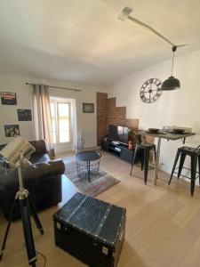 Appartement Biot Village في بيوت: غرفة معيشة مع أريكة وطاولة