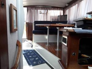 プロビデンスにあるWaterfront 32' Bayliner Yachtの列車内のテーブルと椅子付きの部屋