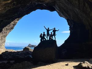 eine Gruppe von Menschen, die auf einer Höhle stehen in der Unterkunft 海街日記民宿 Ocean Diary Hostel in Green Island