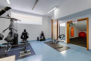 einen Fitnessraum mit Kardiogeräten in einem Zimmer in der Unterkunft MAGNOLIA - Spacious apart for 4 with indoor pool, gym in Albufeira in Guia