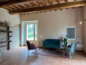 salon z 2 krzesłami i stołem w obiekcie Podere Stabbiatelli w mieście Montenero