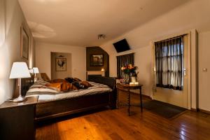 a bedroom with a bed and a table with a lamp at Guesthouse de Heide in Oeffelt