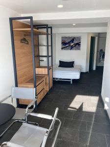 Zimmer mit Etagenbett und Sofa in der Unterkunft Ferienwohnungen & Monteurunterkunft "Mainbogen-Blick" in Untereuerheim