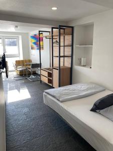 Schlafzimmer mit einem Bett, einem Schreibtisch und einem Stuhl in der Unterkunft Ferienwohnungen & Monteurunterkunft "Mainbogen-Blick" in Untereuerheim