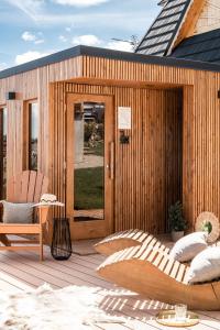Patio alebo iná vonkajšia časť ubytovania Domki w Białce WOODHOUSE- basen, sauna, jacuzzi