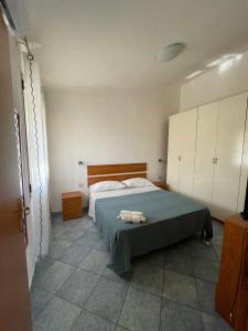 ein Schlafzimmer mit einem Bett mit zwei Handtüchern darauf in der Unterkunft La Pavoncella (IUN R0521) in Lotzorai