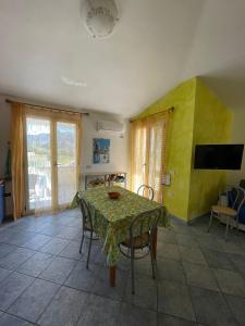 洛特佐拉伊的住宿－La Pavoncella (IUN R0521)，一间带桌椅和电视的用餐室