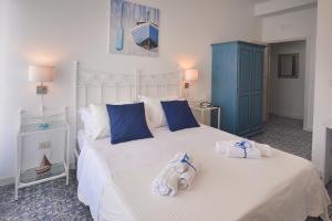 Giường trong phòng chung tại Hotel La Caravella