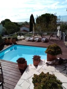 - une piscine au-dessus d'une terrasse en bois dans l'établissement villa rahuette, à Sète