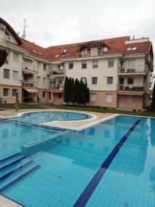 Bazén v ubytování Oázis Wellness Apartman2 nebo v jeho okolí