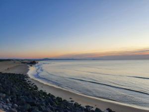 an aerial view of a beach at sunset at Appartement sur cour privative in Capbreton