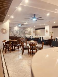 restauracja ze stołami i krzesłami w pokoju w obiekcie Bohol Dolphin Bay Resort w Panglao City
