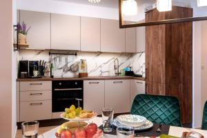 Fotografie z fotogalerie ubytování Stylish Sea View Apartment 3 Min to Beach Balcony & Comfort v destinaci Pomorie