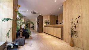 een lobby met houten muren en een lobby met planten bij Hotel Trianon in Boekarest