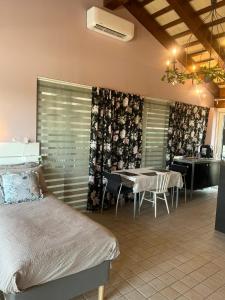 ein Zimmer mit einem Tisch und Stühlen sowie einem Esszimmer in der Unterkunft Room in BB - Casa Belvedere - complimentary Wifi and private parking in Veneto