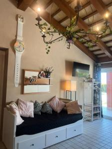 ein Sofa mit Kissen darauf im Zimmer in der Unterkunft Room in BB - Casa Belvedere - complimentary Wifi and private parking in Veneto