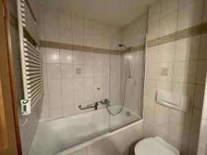 uma casa de banho com um chuveiro, um WC e uma banheira em Château 26 em Leukerbad