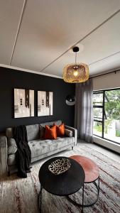 Χώρος καθιστικού στο Stylish Executive Apartment with Power Backup