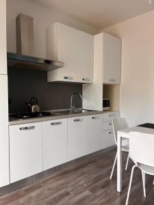 A kitchen or kitchenette at La Casa Verde Torbole