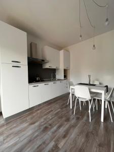 A kitchen or kitchenette at La Casa Verde Torbole