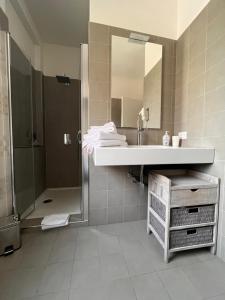 A bathroom at La Casa Verde Torbole