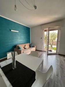 A bed or beds in a room at La Casa Verde Torbole