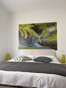 A bed or beds in a room at La Casa Verde Torbole