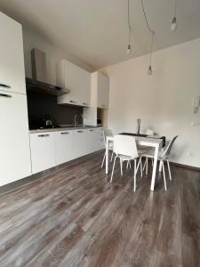 A kitchen or kitchenette at La Casa Verde Torbole