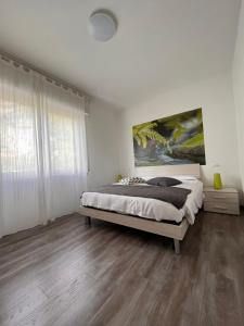 A bed or beds in a room at La Casa Verde Torbole