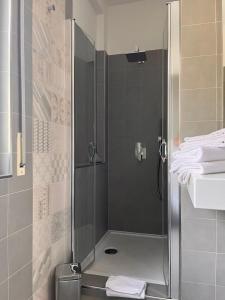 A bathroom at La Casa Verde Torbole