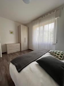 A bed or beds in a room at La Casa Verde Torbole