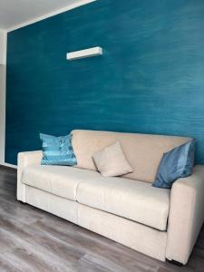 A seating area at La Casa Verde Torbole