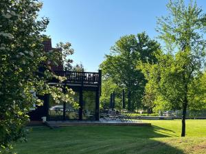 ein Park mit einer Terrasse und Bänken im Gras in der Unterkunft NaturApartments & Spa in Burg